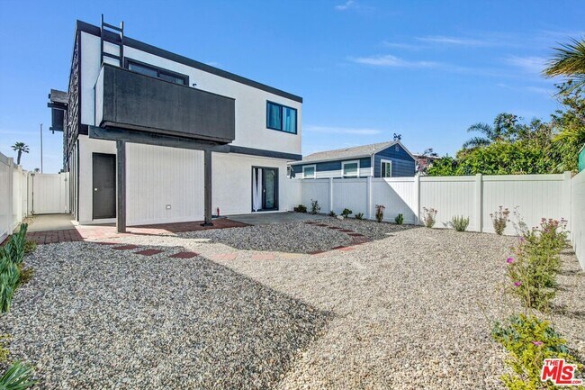 Building Photo - 1083 Montauk Ln