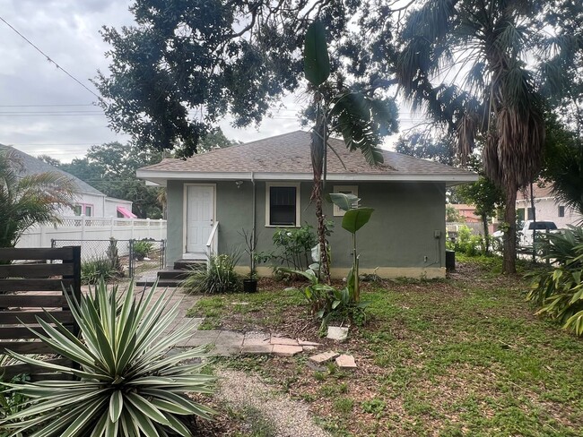 Building Photo - Tampa Heights Bungalow walk to Armature Works