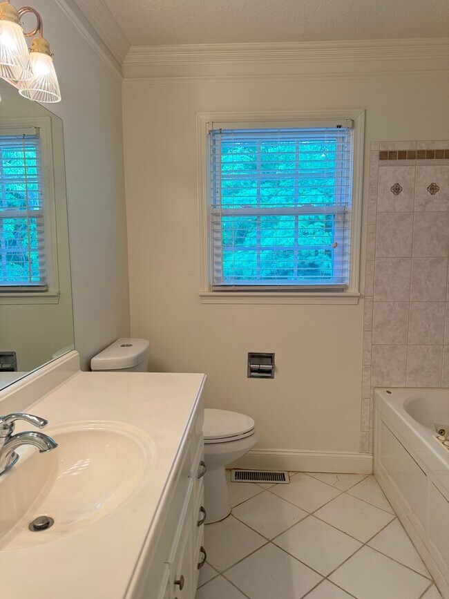 Building Photo - Beautiful 3 Bed 3 Bath Home nestled in St. B!