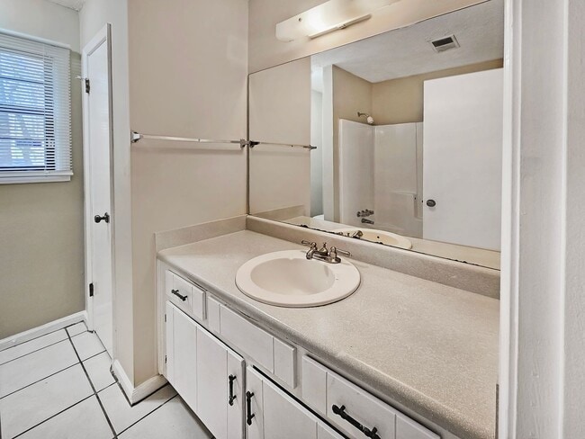 Building Photo - Recently Updated 2/2.5 Flat in Duplex Building