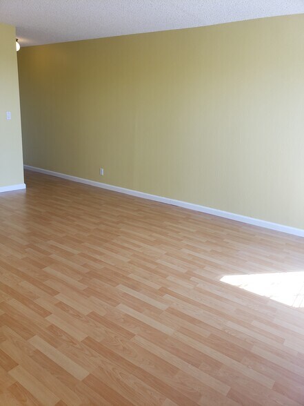 Building Photo - 424 Santa Barbara Ave