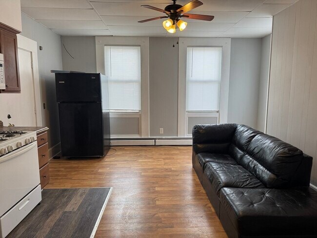 Building Photo - 148 Maxfield St