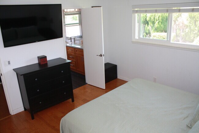 Building Photo - Gorgeous 4 Bedroom, 2 Bath in the Lovely Huntington Beach!