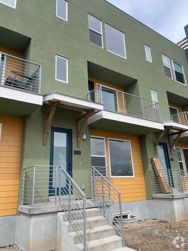 Building Photo - 4 Bed/3.5 Bath, 2-Car Garage - One Month F...