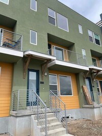 Building Photo - 4 Bed/3.5 Bath, 2-Car Garage - One Month F...