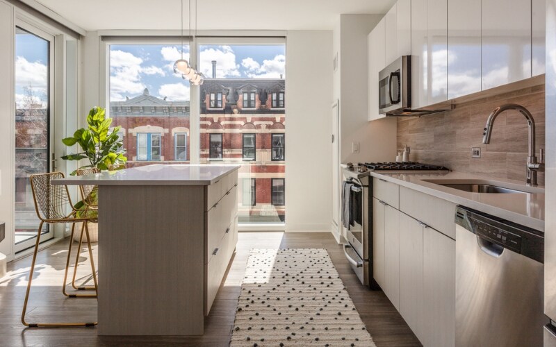 Building Photo - 2359 N Lincoln Ave