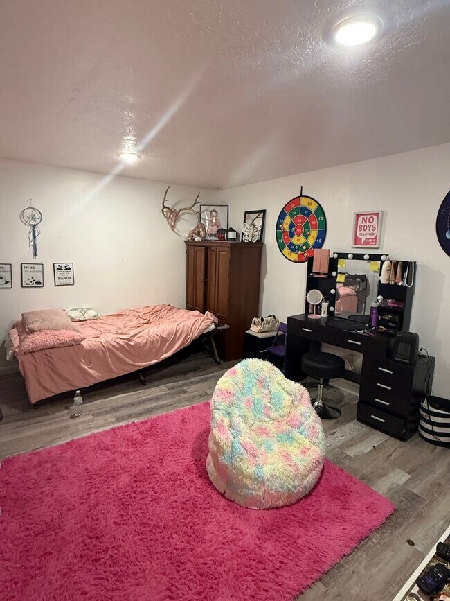 Building Photo - Beautifully updated duplex with parking and a 40'x25' garage.