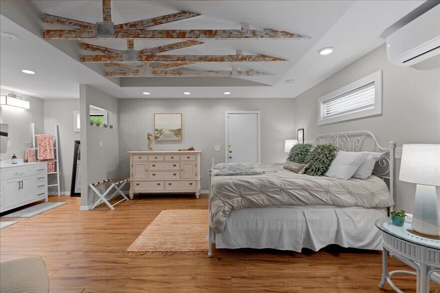 Building Photo - 1345 Bayshore Dr