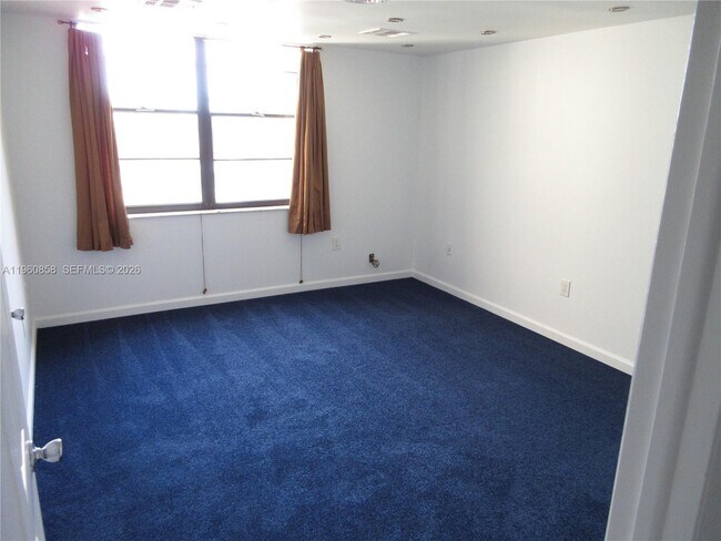 Building Photo - 10835 SW 112th Ave