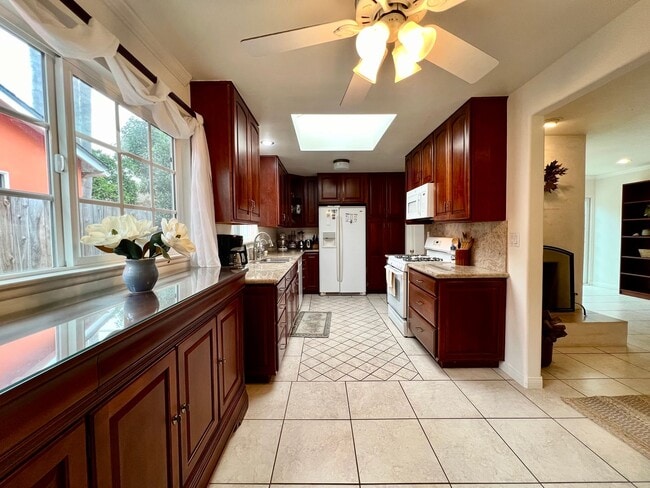 Building Photo - Beautifully Furnishee 2 bedroom, 2 bathroom Home