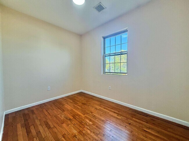 Building Photo - 247 Winfield Ave