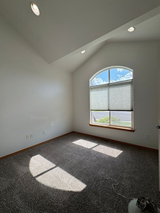 Building Photo - Large 4 Bed Rental in Established Neighborhood