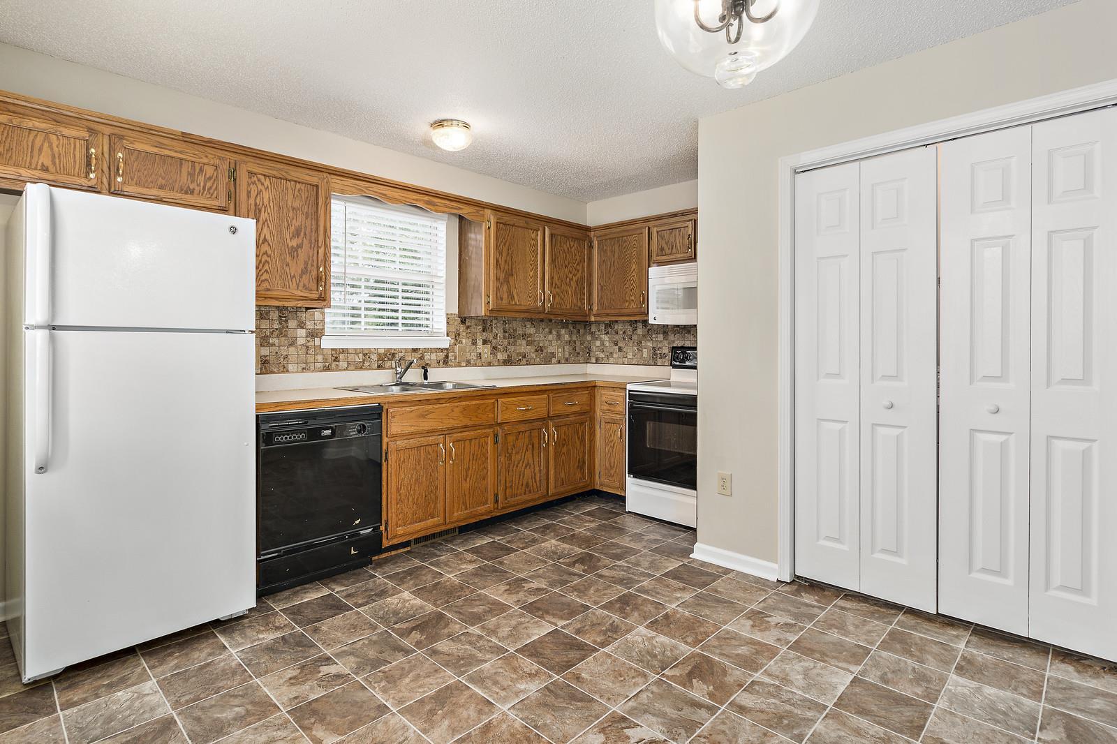 Kitchen with backsplash and dishwasher - 1805 Colt Dr