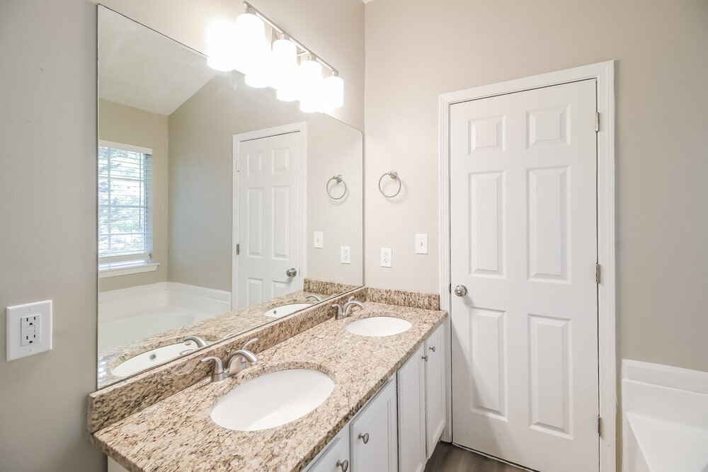 Building Photo - 7460 Royale Ct