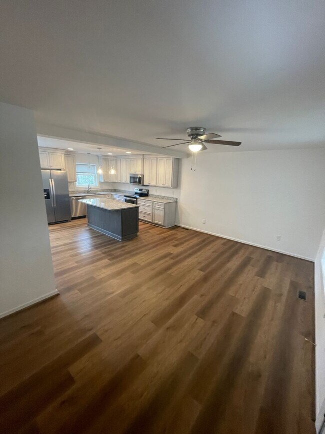 Building Photo - 350 Pinewood Circle