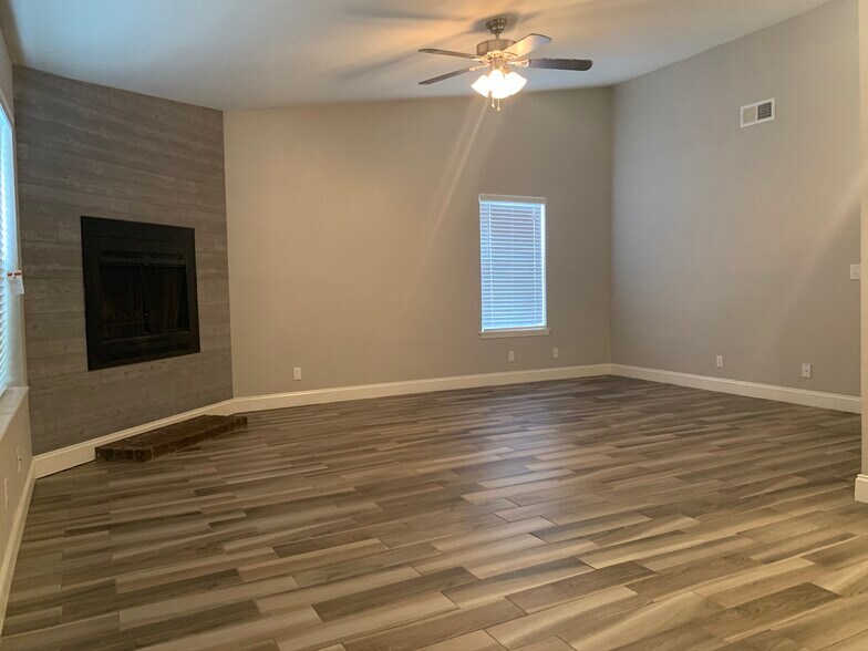 Building Photo - 820 Hardy Springs Cir