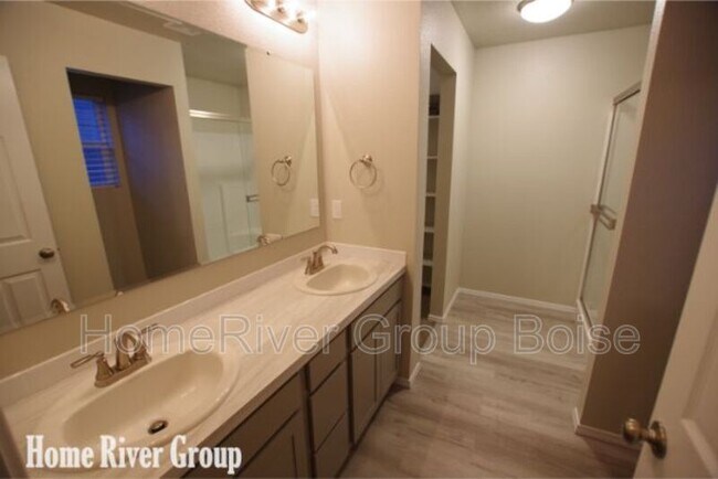 Building Photo - 1449 W Crooked River Dr