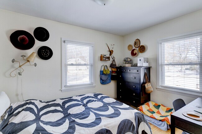 Building Photo - 3621 Dennett Dr