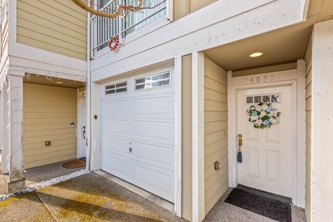 Building Photo - Beautiful 3 bedroom townhome
