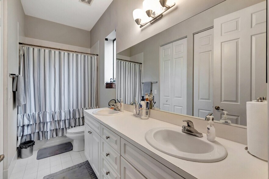 Building Photo - 2500 Venetian Ct