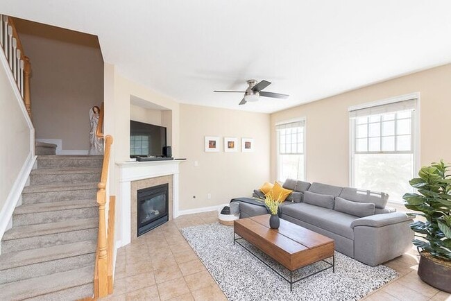Building Photo - Beautiful 3 Bed Townhome In the Heart Of Village Of West Clay!