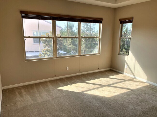 Building Photo - Gorgeous 3 bedroom home In the heart of Ir...