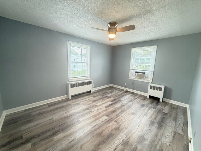 Building Photo - 1400 Roslyn Dr