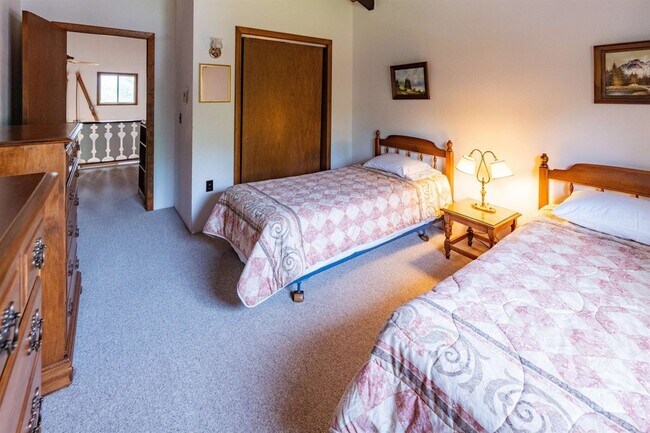 Building Photo - 18 Bunker Ln