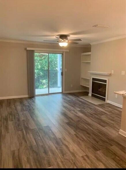 Living room - 515 Granville Ct