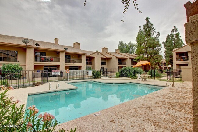 Building Photo - 6550 N 47th Ave