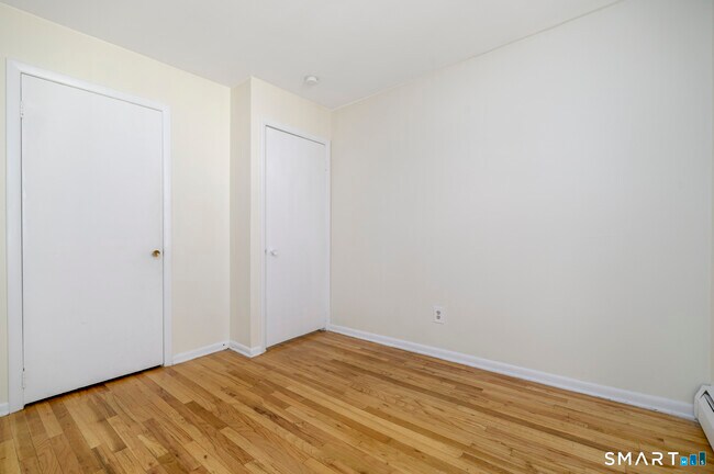 Building Photo - 18 Elm Tree Pl