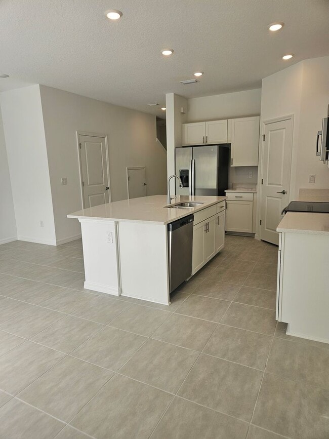 Building Photo - Townhome in The Townhomes of River Landing