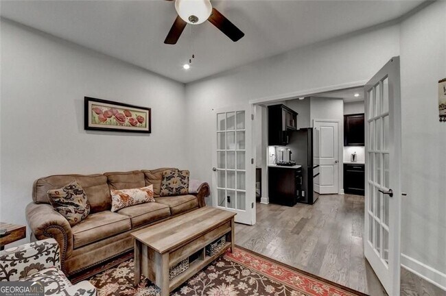 Building Photo - 811 Pineberry Ct