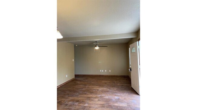 Building Photo - 10910 Shady Oaks Dr