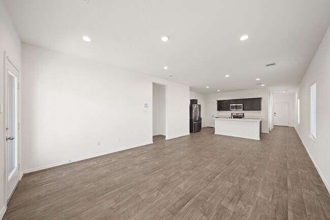 Building Photo - 2406 Silver Pr Ln