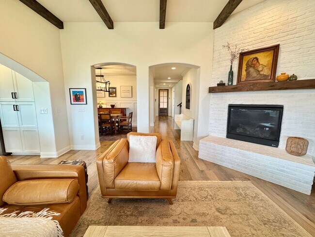 Building Photo - 4 Bedroom Home with Office in Walking Distance to Schools