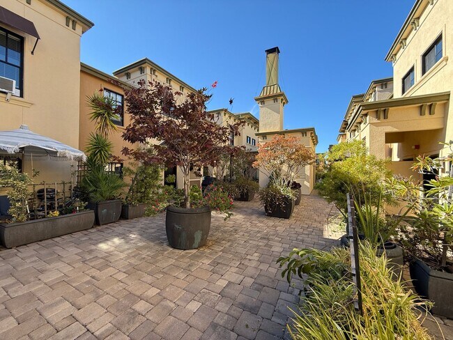 Building Photo - 1765 E Bayshore Rd