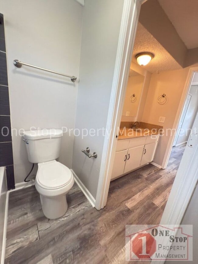 Building Photo - Beautiful 3 Bedroom 2 Bathroom Home in Blu...