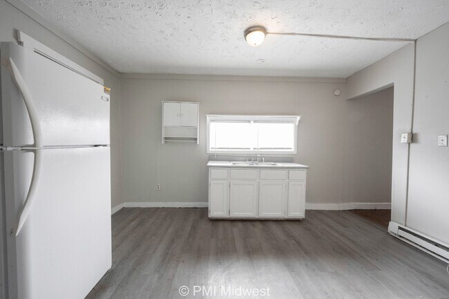 Building Photo - Charming 3-Bedroom Duplex with 2 Full Baths in Indianapolis - A Must See!