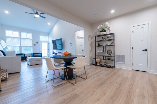 Building Photo - MOVE IN READY 3 Bedroom in Desirable Grass...