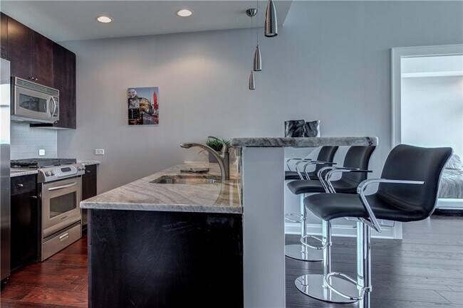 Building Photo - 905 Juniper St NE