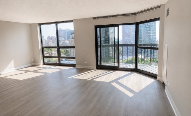 Building Photo - 2500 N Clark St