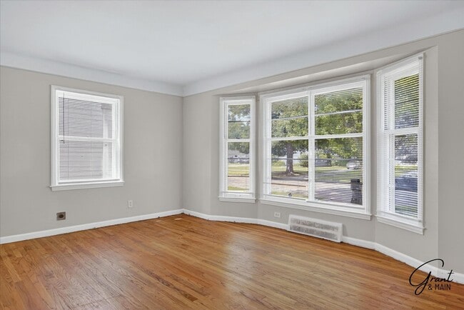 Building Photo - $1600 3 bedroom Redford bungalow