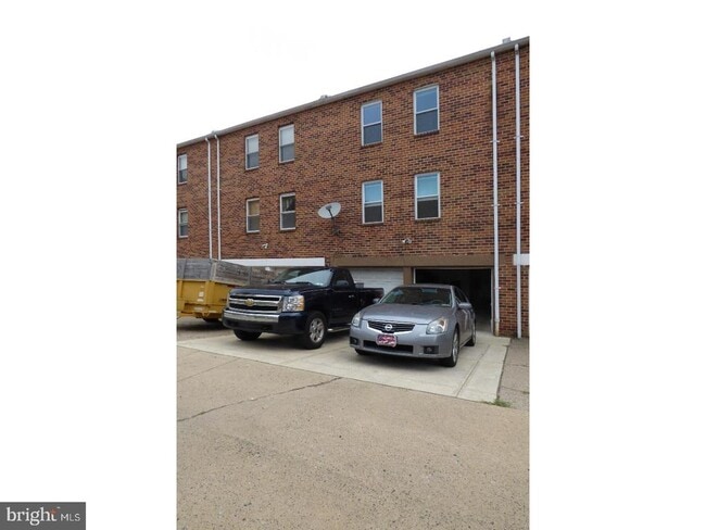 Building Photo - 3556 Woodhaven Rd