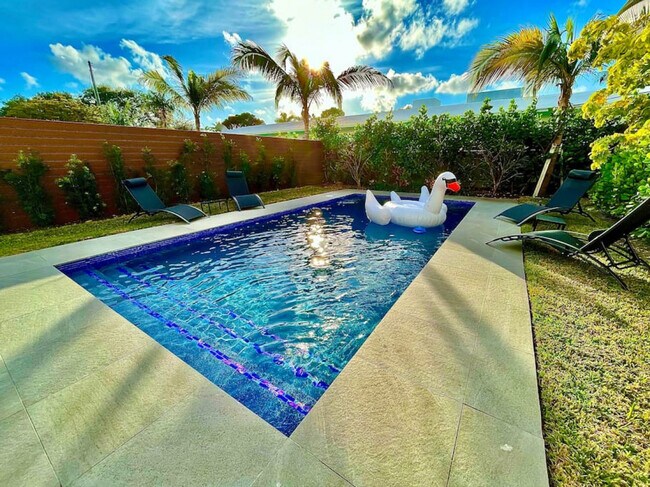 Building Photo - 549 NE 14th Ave