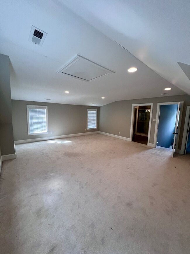 Building Photo - Stunning Three Bedroom on Patterson Ave! A...