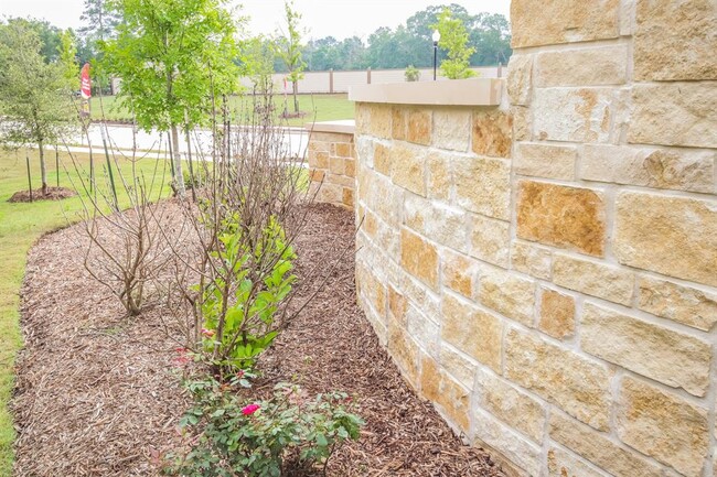 Building Photo - 25326 Shadowdale Dr