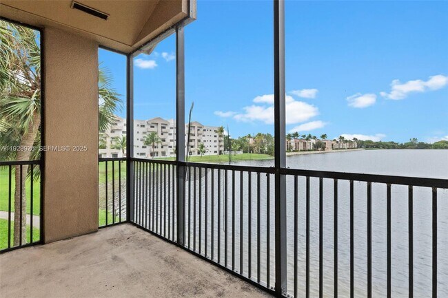 Building Photo - 15569 N Miami Lakeway