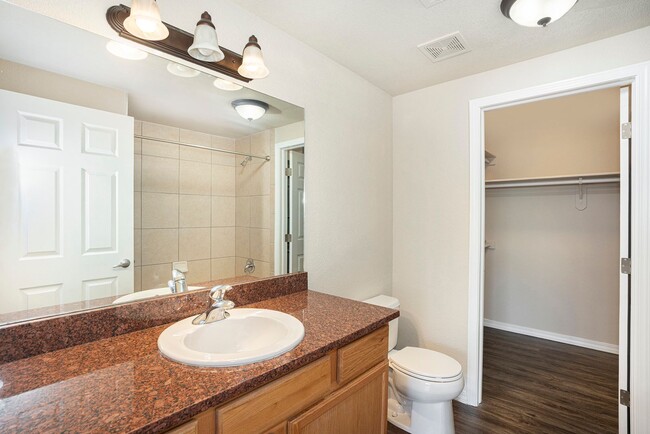 Building Photo - 2 bedroom Townhome near Bear Creek Park