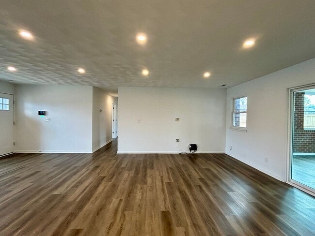 Building Photo - 3001 Guenevere Dr